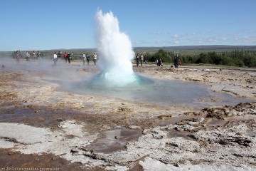 geysir zu beginn eines ausbruchs