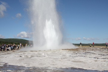geysir zu beginn eines ausbruchs