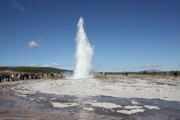geysir zu beginn eines ausbruchs