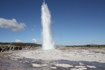 geysir bei vollem ausbruch