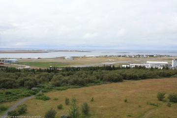 blick von der dachterrasse des perlan auf den domestic airport von reykjavik