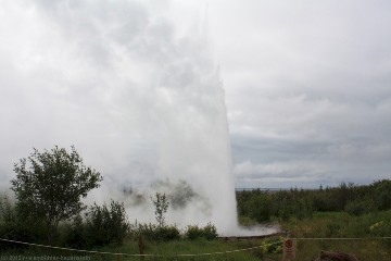 kuenstlicher geysir beim perlan in reykjavik