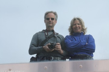 reto und susanne spiegeln sich in der glaskuppel auf dem perlan in reykjavik