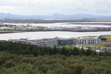 blick von der dachterrasse des perlan auf die nautholsvik geothermal beach in reykjavik