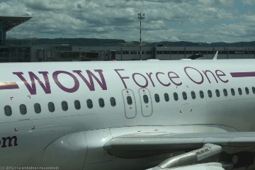 WOW force one - flugzeug der WOWair auf dem flughafen basel mulhouse