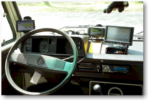 armaturenbrett unseres VW busses mit navi, zweit-GPS und autoPC