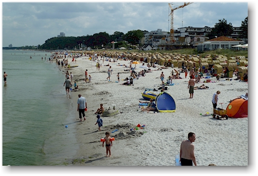 strandkoerbe am badestrand an der ostseekueste bei scharbeutz