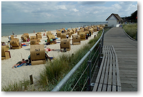 strandkoerbe am badestrand an der ostseekueste bei scharbeutz