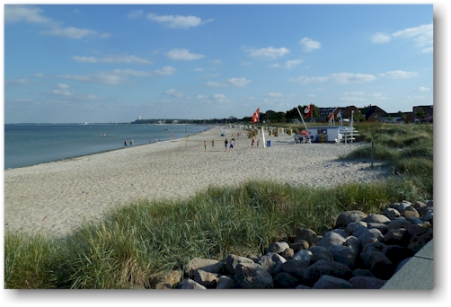 sandiger badestrand an der ostseekueste bei scharbeutz