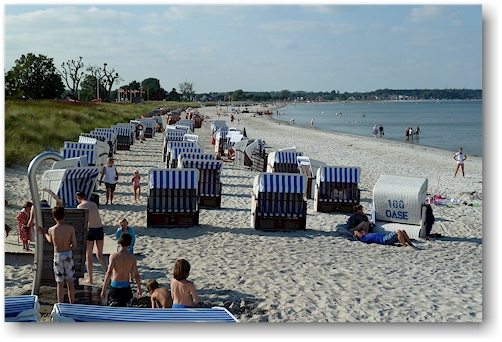 strandkoerbe am sandigen badestrand an der ostseekueste bei scharbeutz