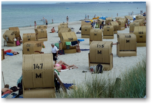 strandkoerbe als windschutz an der ostseekueste bei scharbeutz