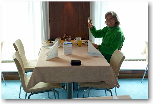 susanne geniesst das fruehstueck im restaurant an bord der finnstar
