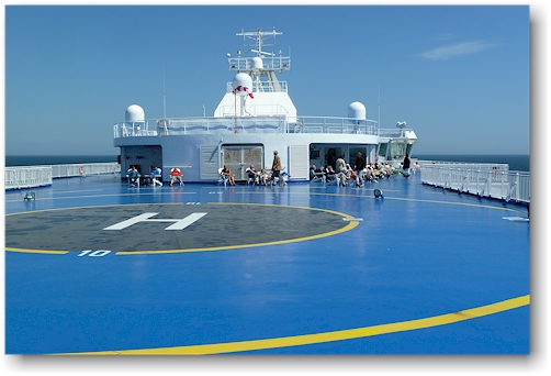 sonnendeck mit helikopter-landeplatz auf der finnstar