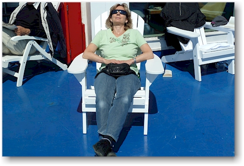susanne geniesst die sonne auf dem sonnendeck der finnstar