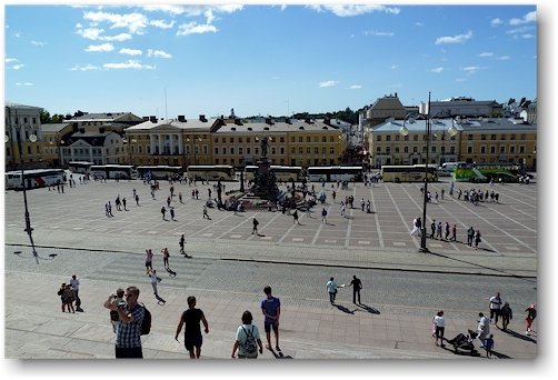 platz vor der tuomiokirkko in helsinki