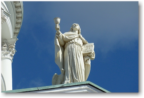statue auf der tuomiokirkko in helsinki