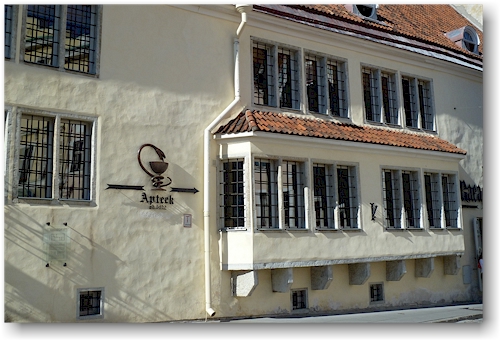 traditionelle apteek (apotheke) in der altstadt von tallinn
