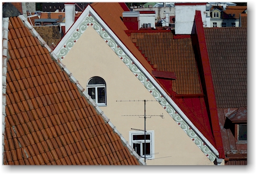 dachdekoration an einem haus in der altstadt von tallinn