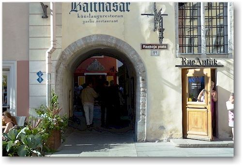 durchgang vom rathausplatz in tallinn