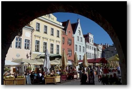 blick durch den torbogen auf den rathausplatz in tallinn