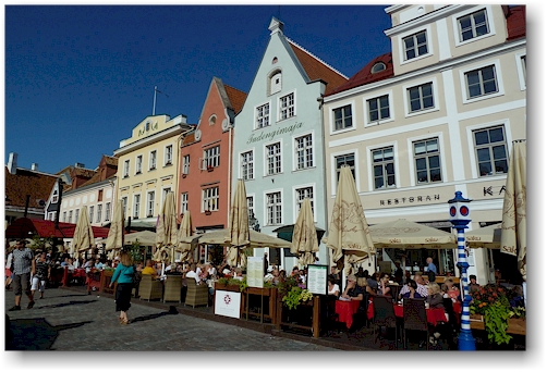 rathausplatz mit restaurants in tallinn