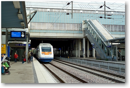 durchfahrt des hochgeschwindigkeitszugs "allegro" durch den bahnhof pasila bei helsinki