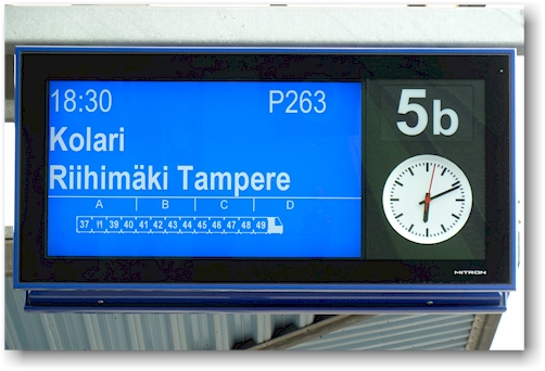 zugabfahrtanzeige im bahnhof pasila bei helsinki