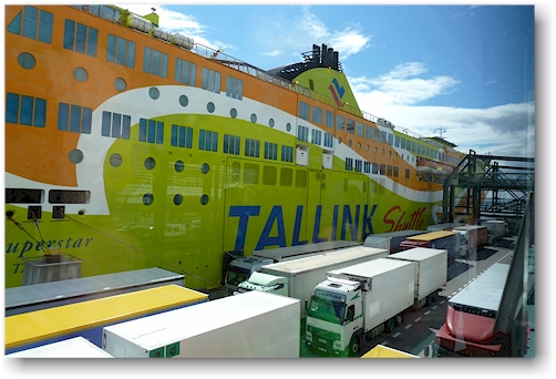 faehre der tallink im hafen von helsinki