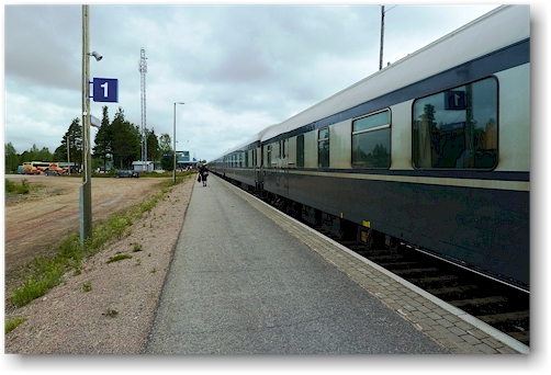 unser zug im bahnhof kolari