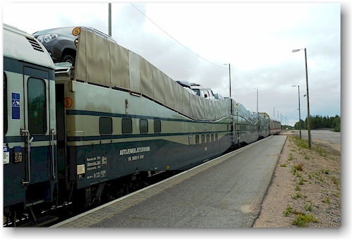 autozug im bahnhof kolari