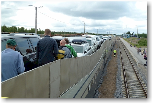 unser jogi auf dem oberdecke des autozuges im bahnhof kolari