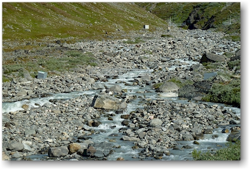 notbruecke ueber den darfaljohka auf dem wanderweg nach tarfala