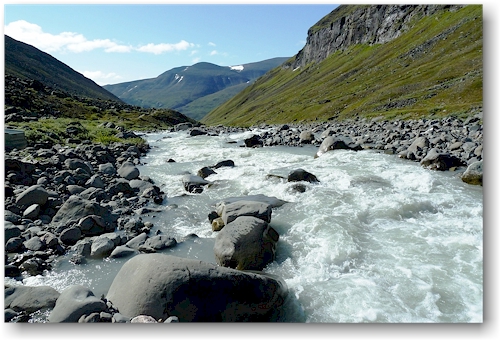 darfaljohka - reissender fluss auf dem wanderweg nach tarfala