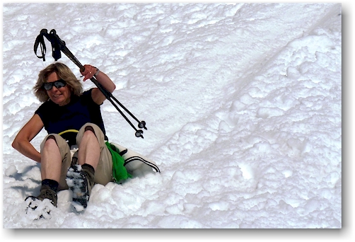 susanne am ende der rutsche im schnee auf dem gipfel des kebnekaise sydtoppen