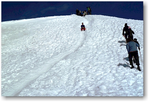rutsche im schnee auf dem gipfel des kebnekaise sydtoppen