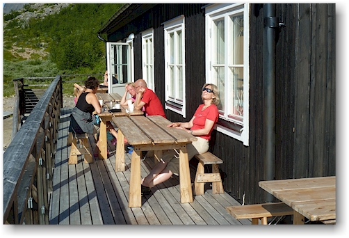 susanne auf der sonnenterrasse der kebnekaise fjaellstation