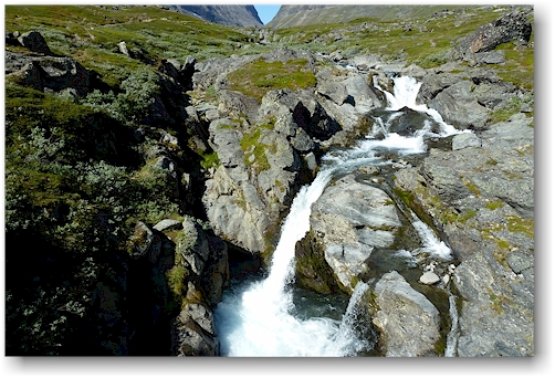 kleiner wasserfall im flusslauf des kittelbaecken