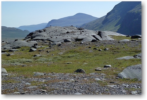 blanke felskuppen im tal des laddjujohka