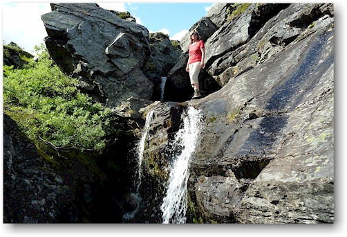 susanne auf dem versteckten wasserfall