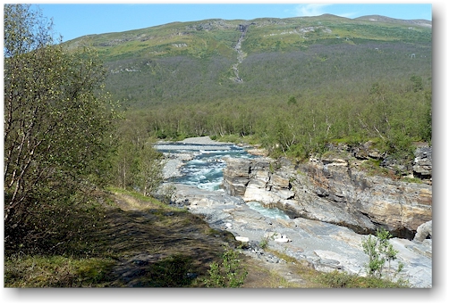 der kungsleden folgt hier mehr oder weniger dicht dem fluss abiskojakka