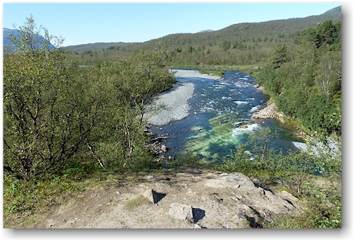 der abiskojakka fliesst mitten durch den abisko nationalpark