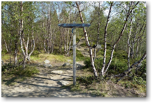 typischer wegweiser auf dem kungsleden