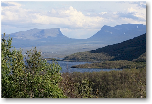 blick von einem aussichtspunkt bei bjoerkliden auf das lappland-tor (lapporten)