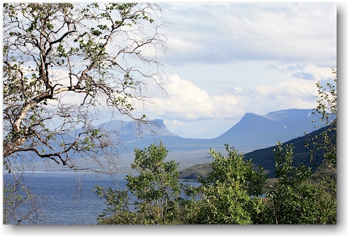 lappland-tor (lapporten) mit dem see tornetraesk im vordergrund