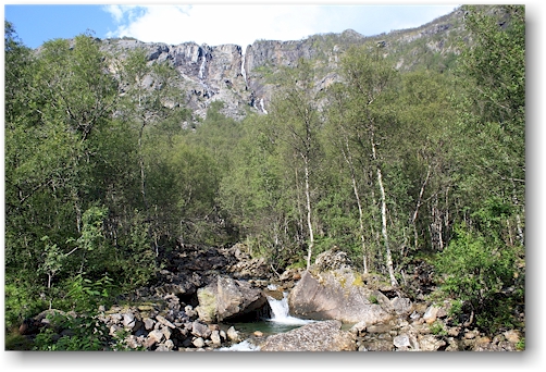 wasserfall hoch ueber dem talboden