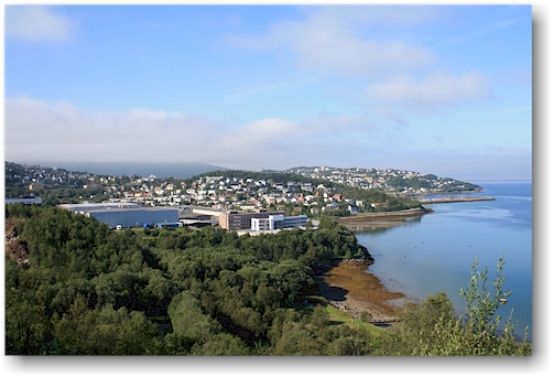 blick vom campingplatz auf die stadt narvik
