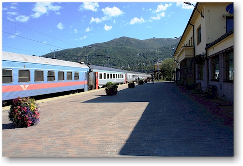 unser zug im bahnhof von narvik