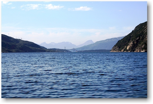 ofotfjorden mit autobahnbruecke