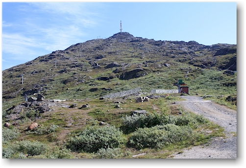 blick von der bergstation der narvikfjallet-gondelbahn richtung gipfel