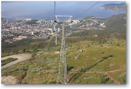 fahrt mit der gondelbahn vom narvikfjallet zurueck nach narvik